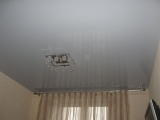 глянцевый потолок в спальне